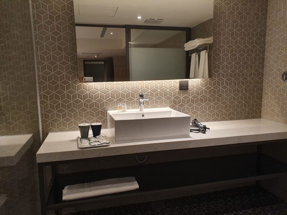 Deluxe Quadruple Room - No Window | Bathroom | Slippers, towels