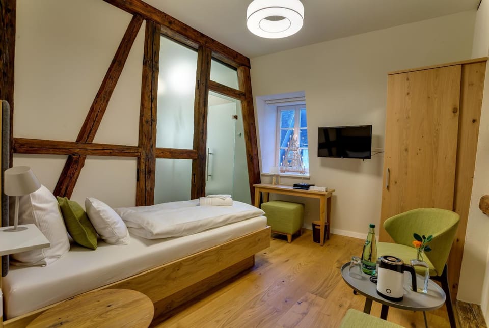 Single Room | Minibar, in-room safe, desk, laptop workspace