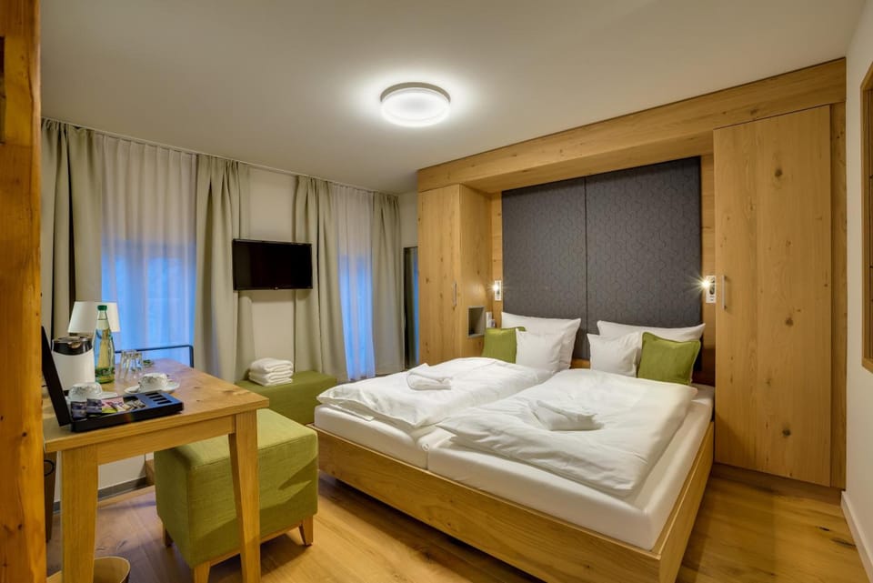 Double Room | Minibar, in-room safe, desk, laptop workspace