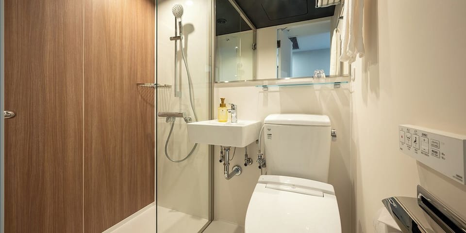 Economy Single Room, 1 Bedroom | Bathroom | Combined shower/tub, free toiletries, hair dryer, slippers