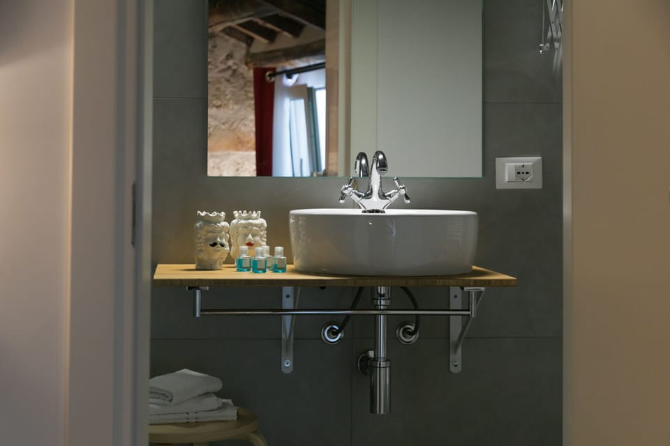 Deluxe Double Room (MANSARDINA) | Bathroom sink