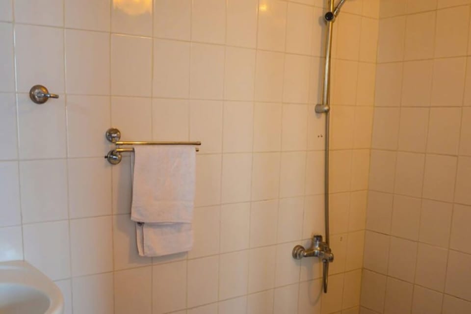 Shower, rainfall showerhead, free toiletries, hair dryer