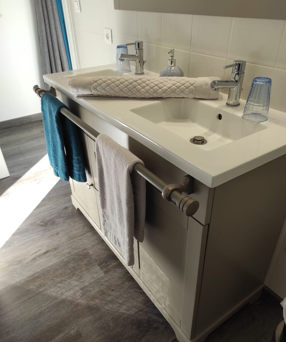 Superior Suite, Garden View | Bathroom | Combined shower/tub, free toiletries, hair dryer, towels