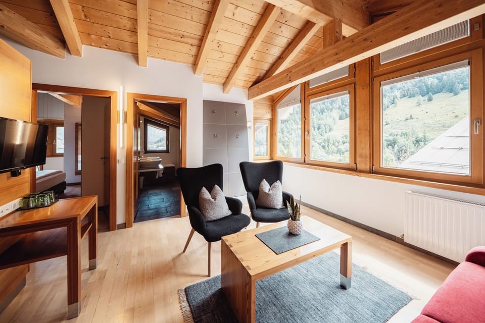 Suite | Hypo-allergenic bedding, in-room safe, individually decorated