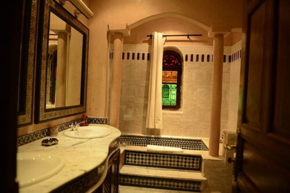 Luxury Room | Bathroom | Free toiletries, hair dryer, bathrobes, slippers