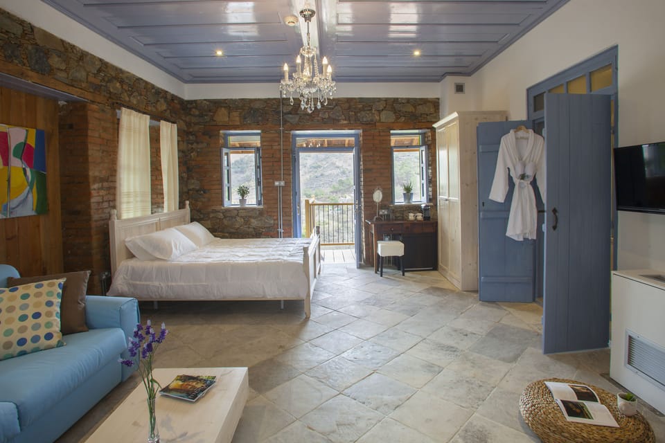 Deluxe Double Room, Balcony | Cribs (free), WiFi (free), bed sheets