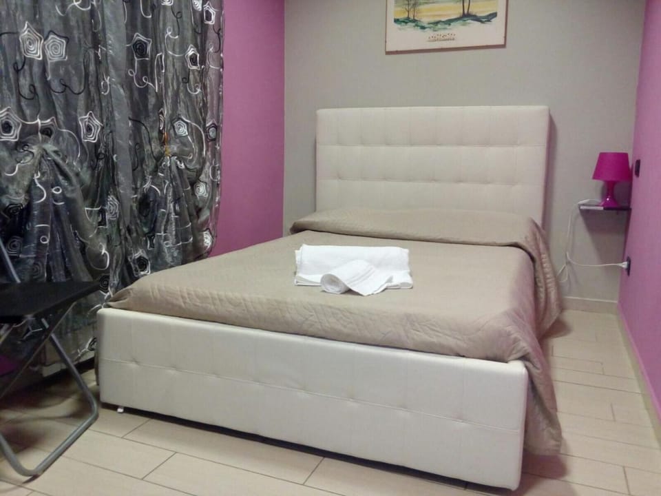 1 bedroom, desk, free WiFi, bed sheets