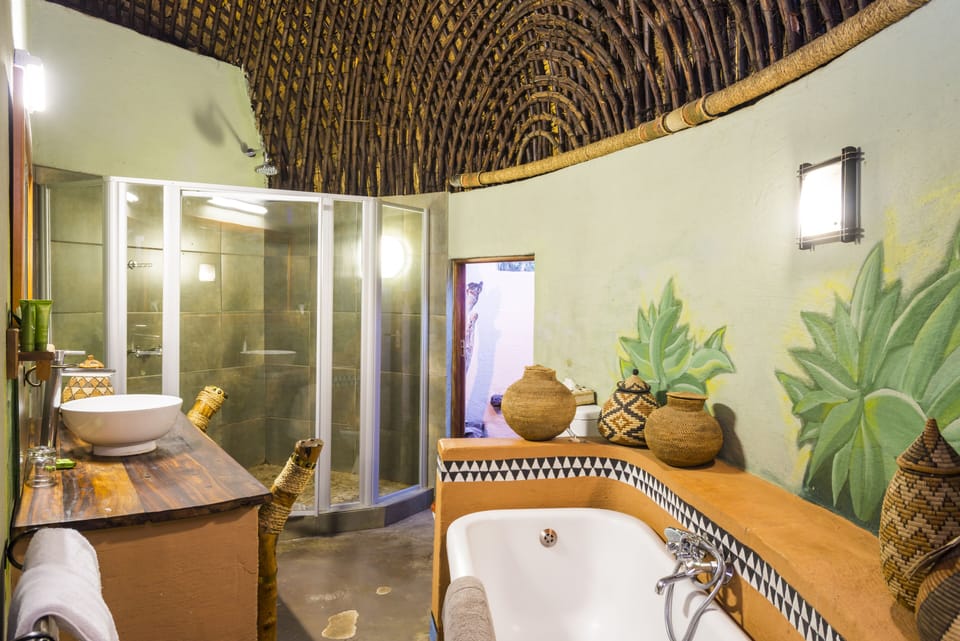 Deluxe Room, 2 Double Beds | Bathroom | Shower, rainfall showerhead, free toiletries, hair dryer