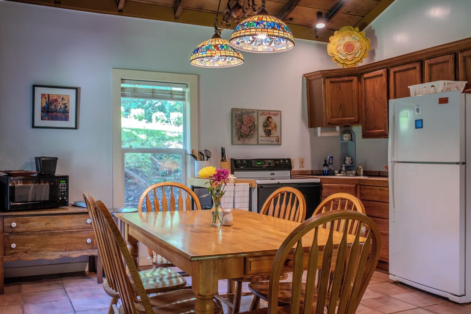 Deluxe Cottage (Pet Friendly) | Private kitchen | Fridge, microwave, coffee/tea maker, freezer