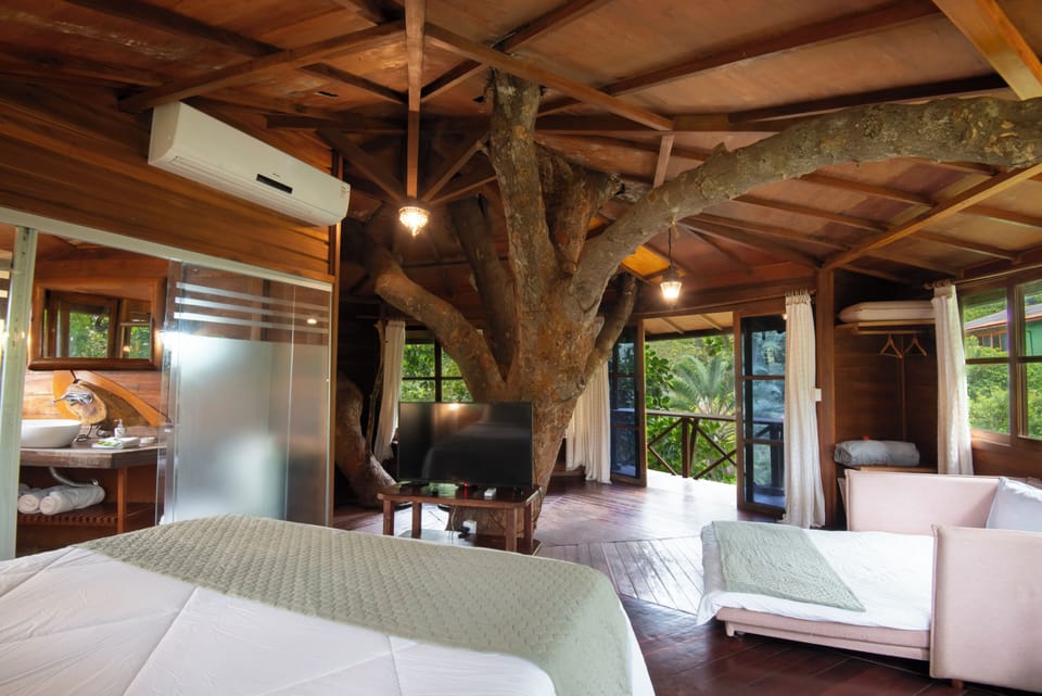 Deluxe Tree House | Soundproofing, WiFi (free), bed sheets