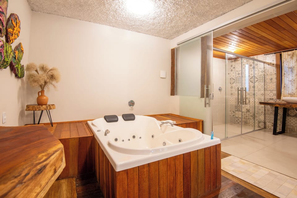 SUITE DE LUXO TRIPLO | Bathroom | Shower, towels