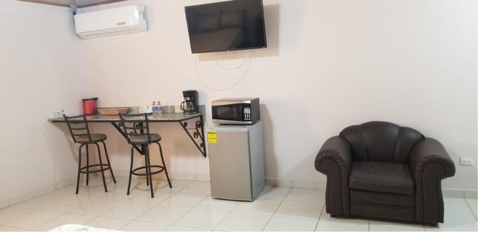Laptop workspace, soundproofing, WiFi (free), bed sheets