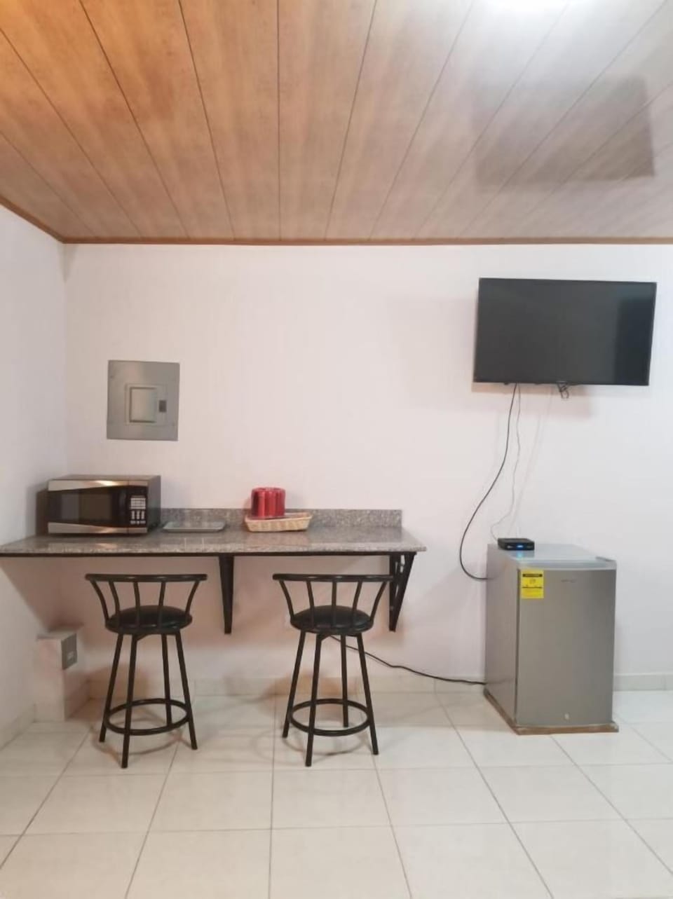 Laptop workspace, soundproofing, WiFi (free), bed sheets