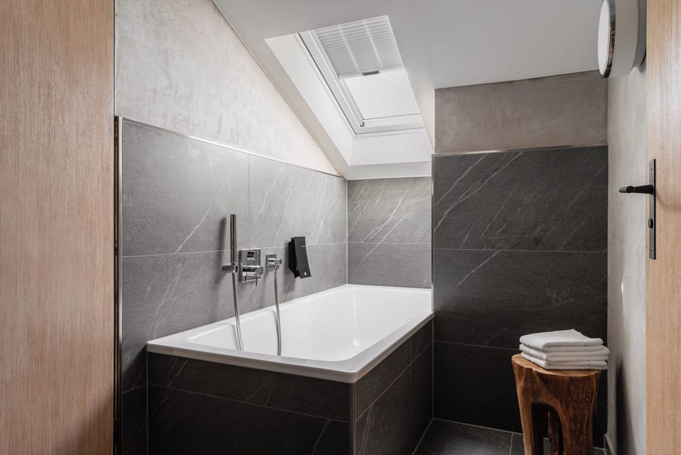 Bergglück Suite | Bathroom | Free toiletries, hair dryer, bathrobes, towels