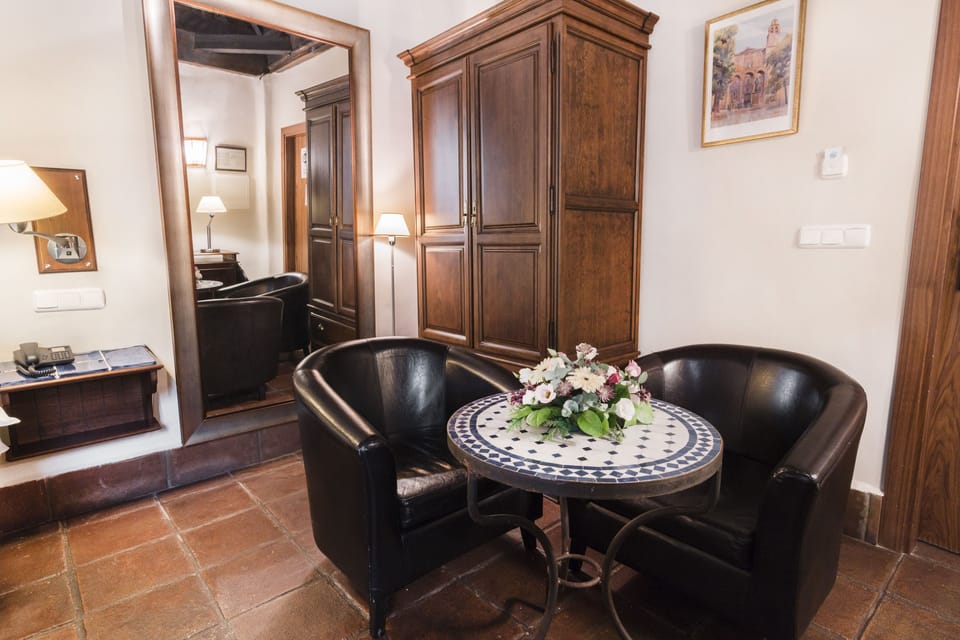 Superior Double Room (Interior Jacuzzi) | Desk, soundproofing, free WiFi, bed sheets