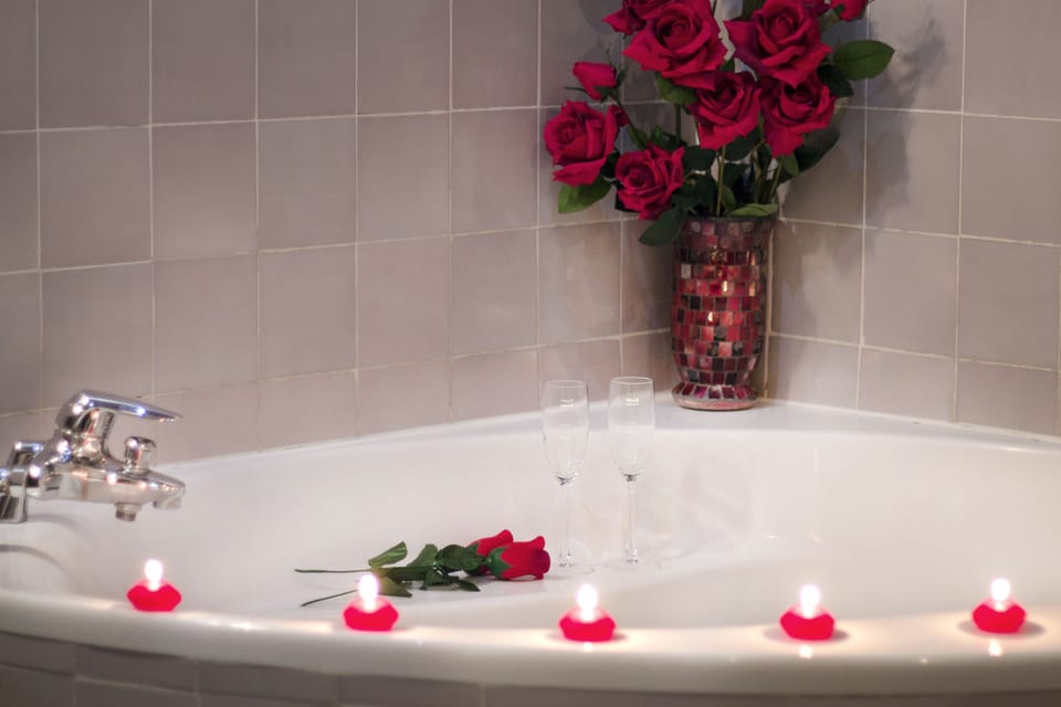 Superior Double Room (Interior Jacuzzi) | Bathroom | Free toiletries, hair dryer, towels