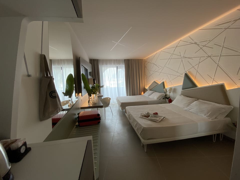 Premium bedding, in-room safe, desk, cribs/infant beds