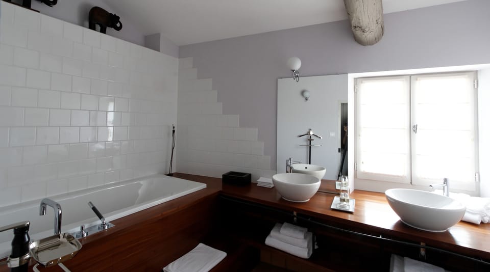 Deluxe Suite | Deep soaking bathtub