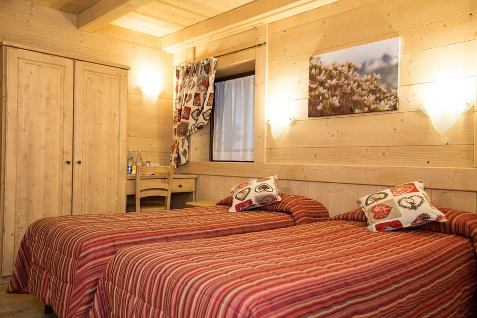 Classic Double Room, Private Bathroom | In-room safe, desk, free WiFi, bed sheets