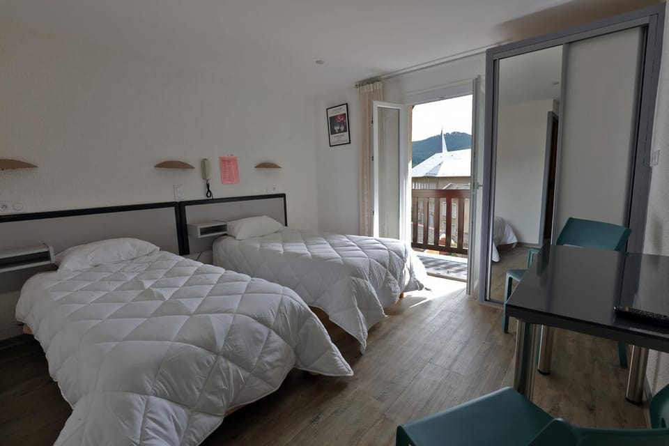 Twin Room | Iron/ironing board, free cribs/infant beds