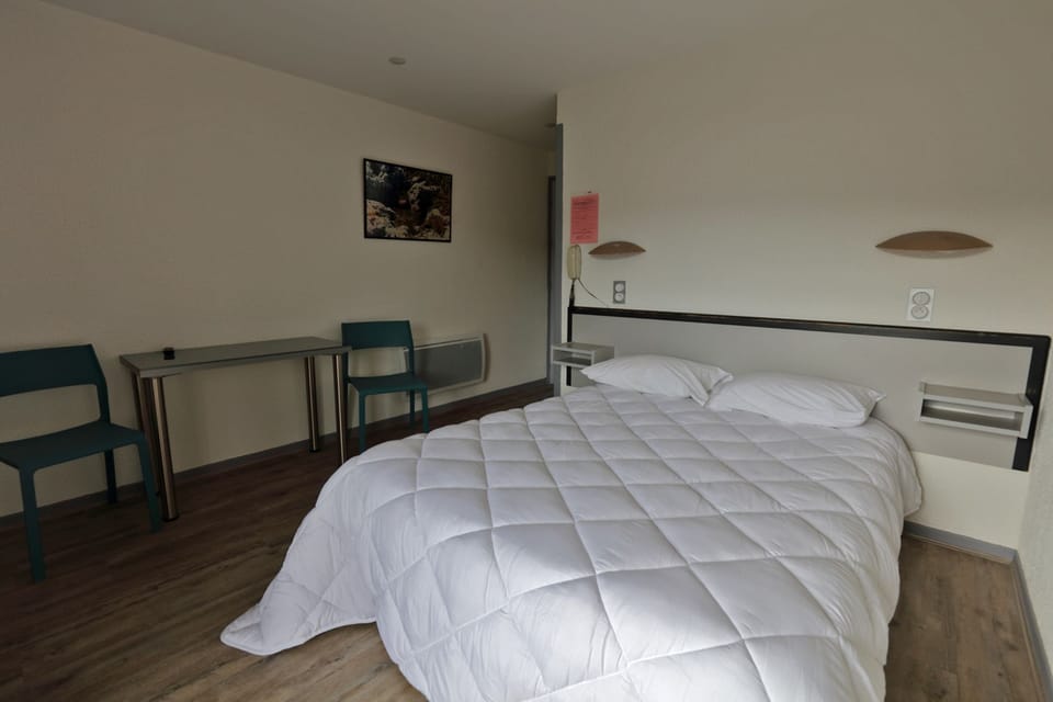 Double Room | Iron/ironing board, free cribs/infant beds