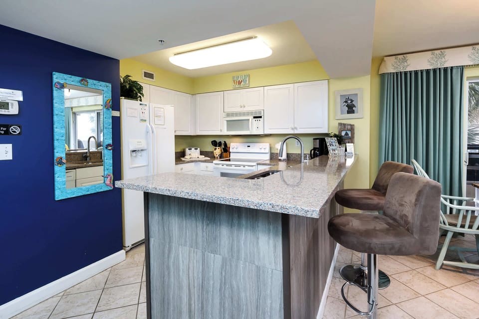 Kitchen with breakfast bar