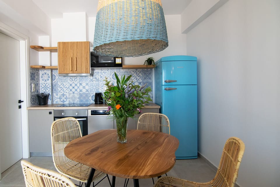 Fully equipped kitchen and dining table