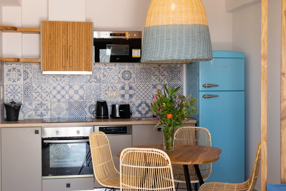 Fully equipped kitchen and dining table