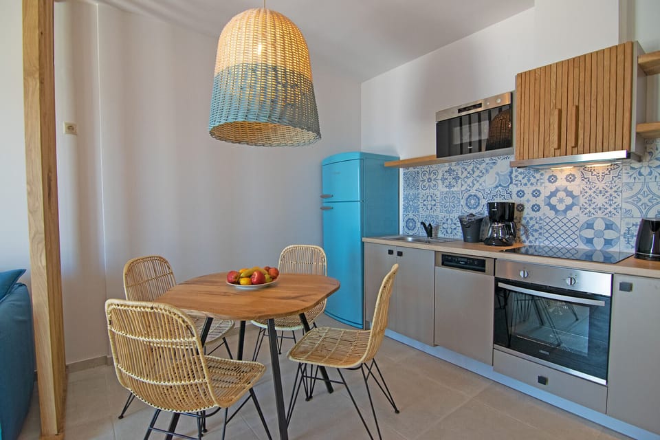 Fully equipped kitchen and dining table