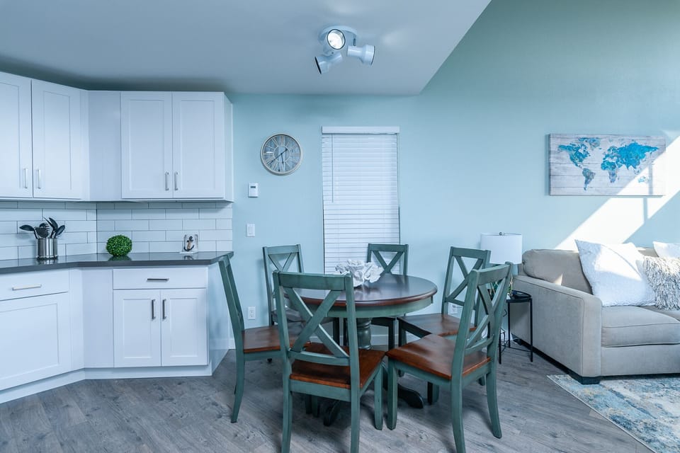 Dinning area with seating for 6