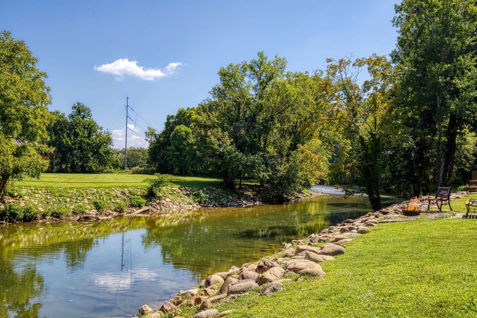 Pigeon Forge Cabin "River Haven" - Located next to the Little Pigeon River