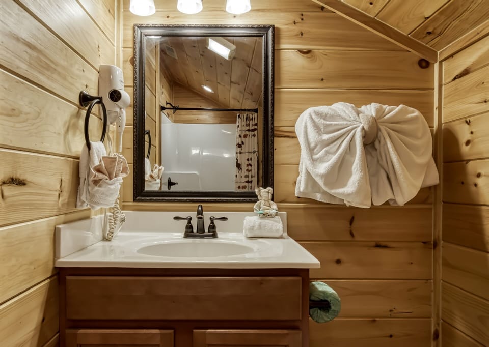 Log Cabin in the Smokies "River Haven" - Upper level bathroom