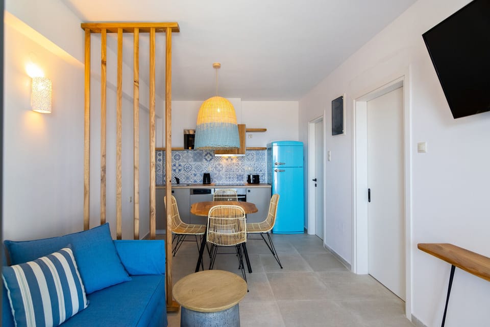 Fully equipped kitchen and dining table