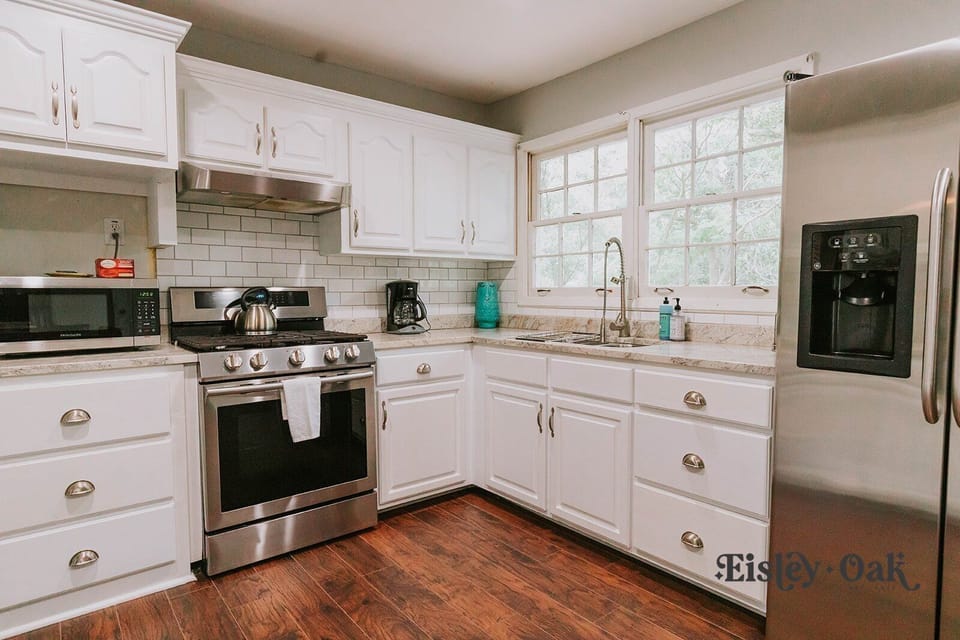 Full kitchen 