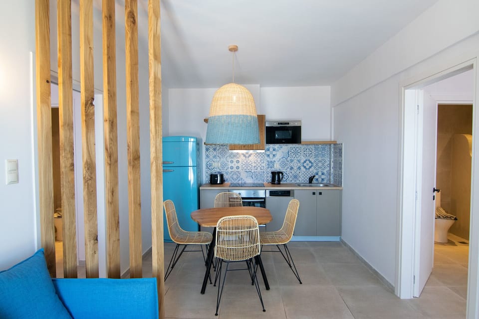Fully equipped kitchen and dining table