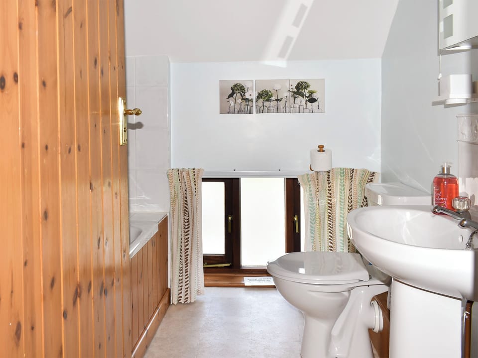 Bathroom | Cider Cottage - Well Farm Holiday Cottages, Holsworthy, near Launceston