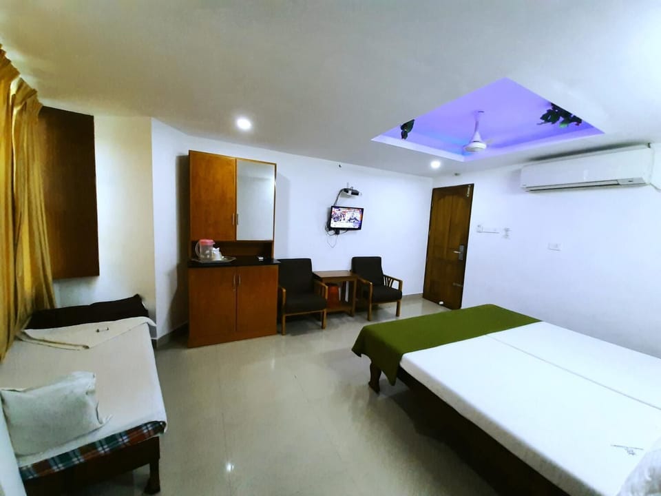 Desk, laptop workspace, rollaway beds, free WiFi