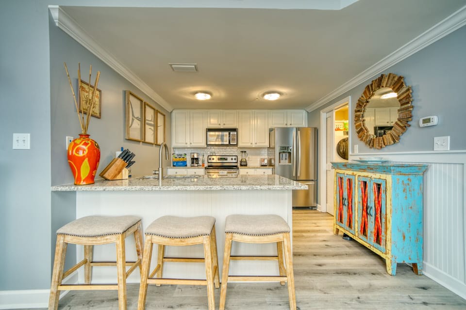 Fully Stocked Chef's Kitchen!!