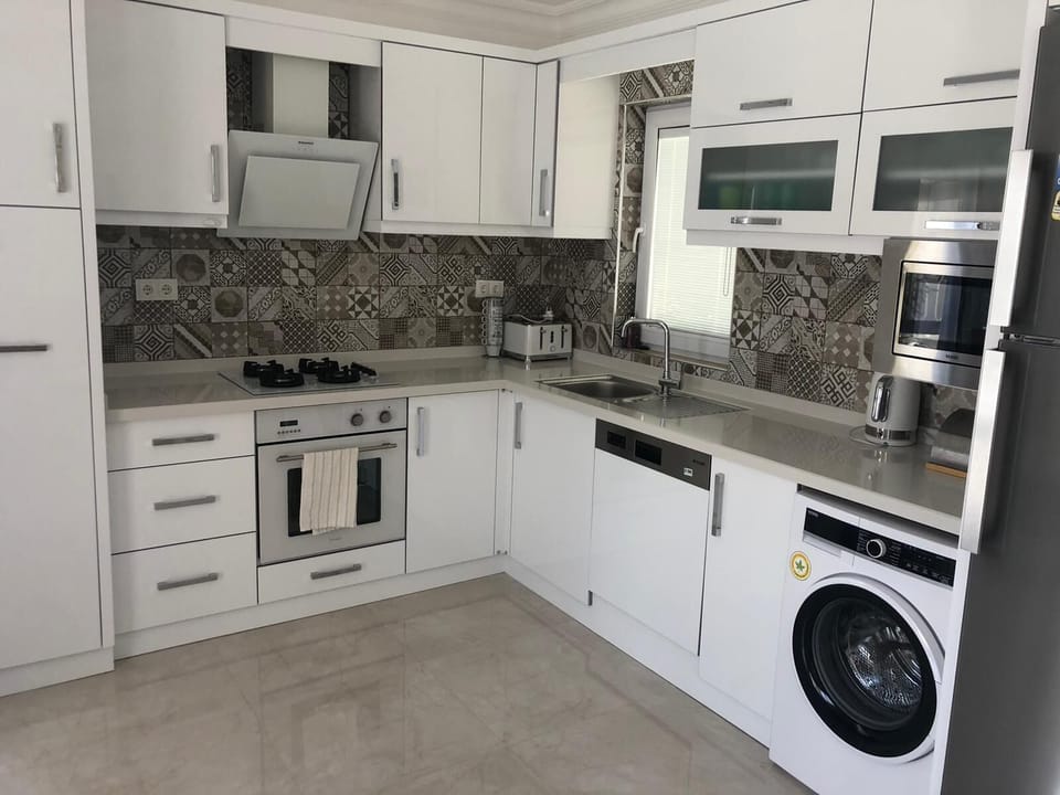 Fully fitted kitchen recently renovated