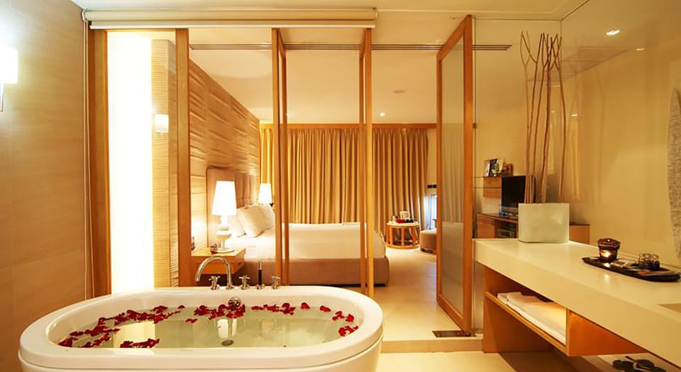 Deluxe Room, Partial Sea View | Premium bedding, in-room safe, desk, blackout drapes