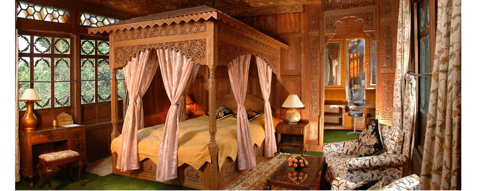 Suite, 1 Queen Bed | Minibar, desk, rollaway beds (surcharge), WiFi (free)