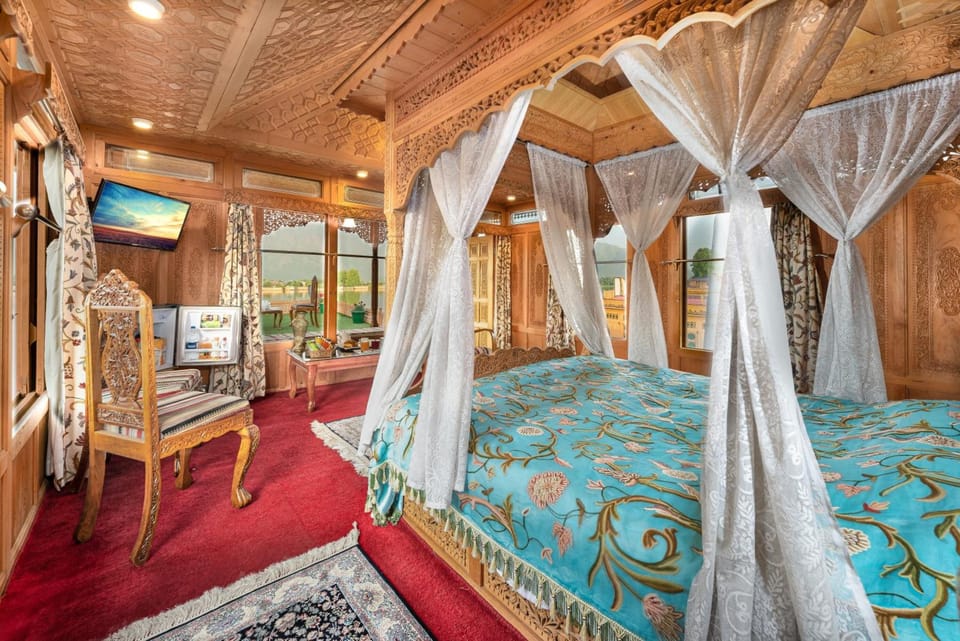 Suite, 1 Queen Bed | Minibar, desk, rollaway beds (surcharge), WiFi (free)