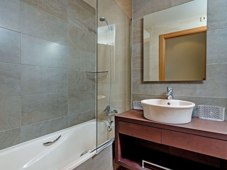 Bathroom, Property, Room, Tile, Tap, Wall, Interior Design, Floor, Bathroom Accessory, Architecture