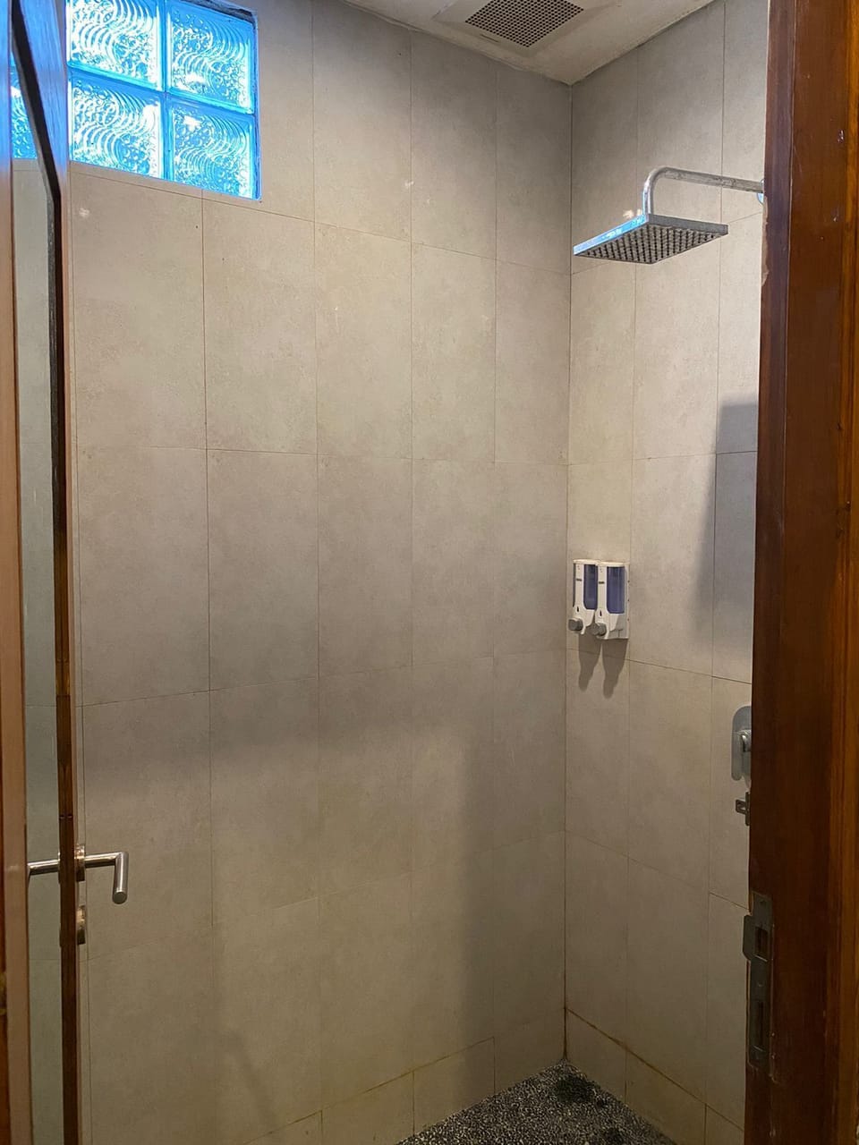 Standard Room, 1 Bedroom, Non Smoking, Shared Bathroom | Bathroom | Shower, towels, soap, shampoo
