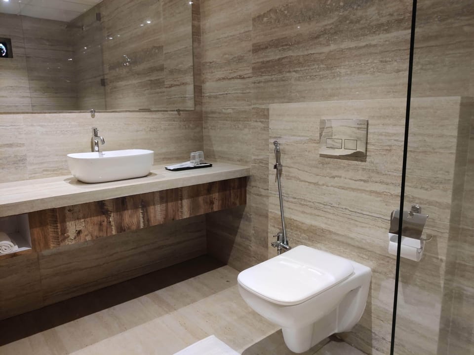 Deluxe Room, 1 King Bed, Garden View | Bathroom | Shower, free toiletries, hair dryer, slippers