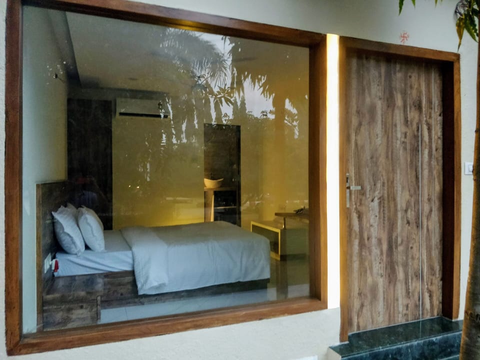 Deluxe Room, 1 Queen Bed, Pool View | Exterior