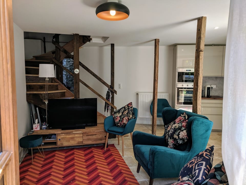 Living room with sofa, armchair(s) and TV