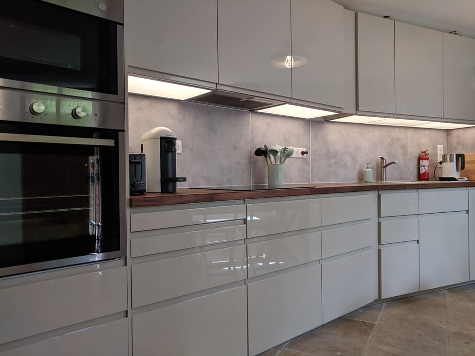 Exceptionally well equipped kitchen with oven, grill, microwave and dishwasher