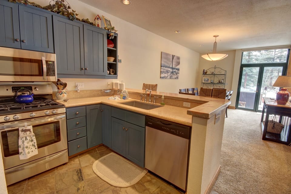 Kitchen with breakfast bar