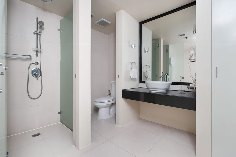 The Picasso Loft | Bathroom | Free toiletries, hair dryer, bidet, towels